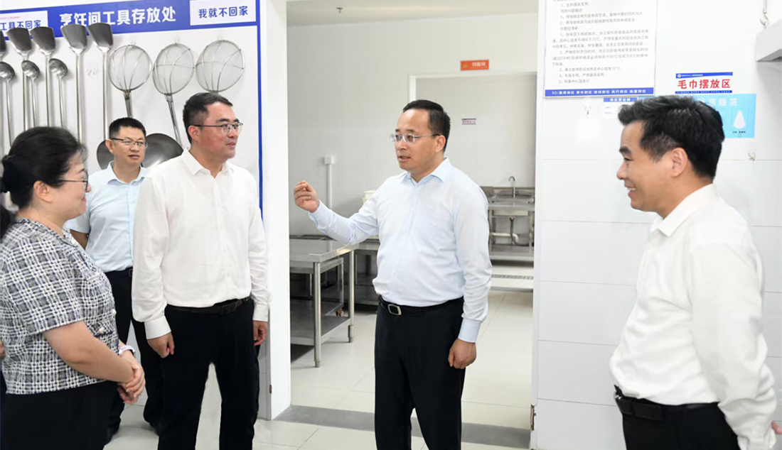 市領(lǐng)導(dǎo)調(diào)研推進“校園餐”安全和校園周邊環(huán)境綜...